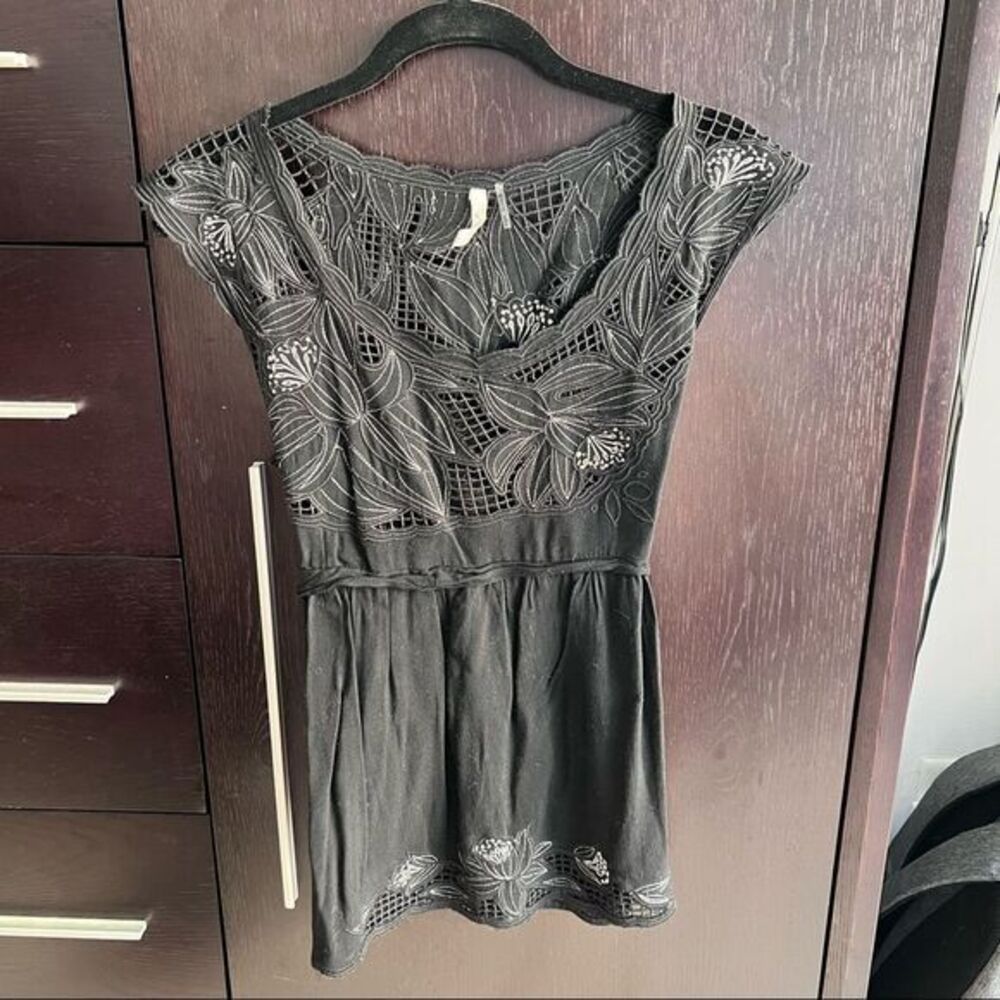 4/$20 bizz floral applique lace sleeveless blouse